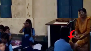छात्र से पैर दबवाने वाली टीचर और स्कूल प्रिंसिपल पर कार्रवाई, वीडियो वायरल होने के बाद नोटिस जारी
