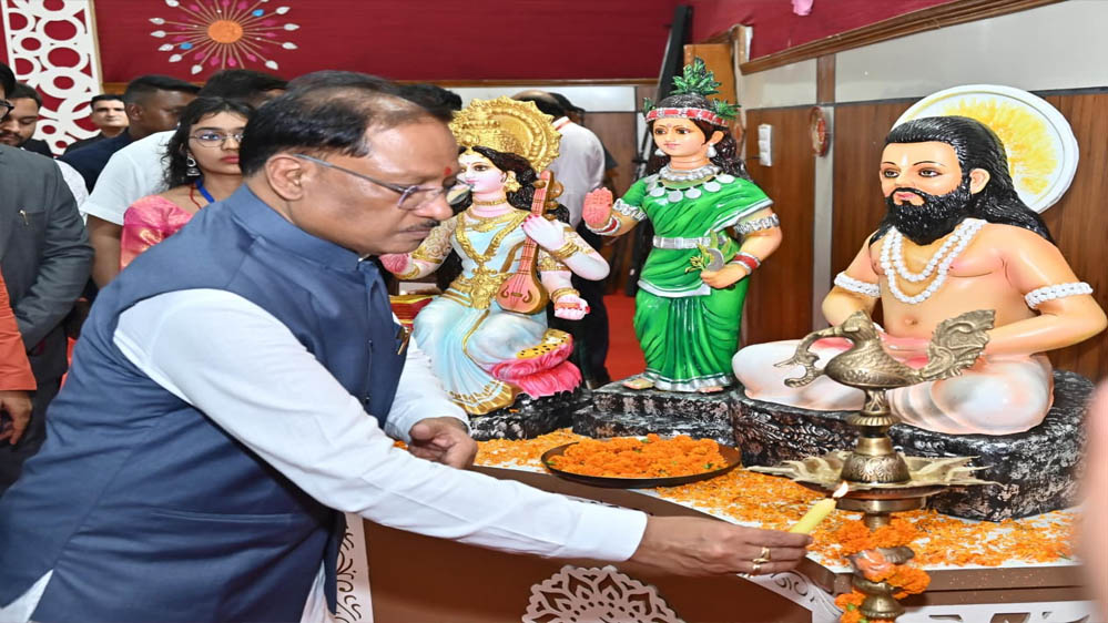 रायपुर : मुख्यमंत्री विष्णुदेव साय शहीद विनोद सिंह कौशिक मेधावी छात्र अभिनंदन समारोह में शामिल, मेधावी छात्रों का बढ़ाया उत्साह रायपुर : मुख्यमंत्री विष्णुदेव साय शहीद विनोद सिंह कौशिक मेधावी छात्र अभिनंदन समारोह में शामिल, मेधावी छात्रों का बढ़ाया उत्साह