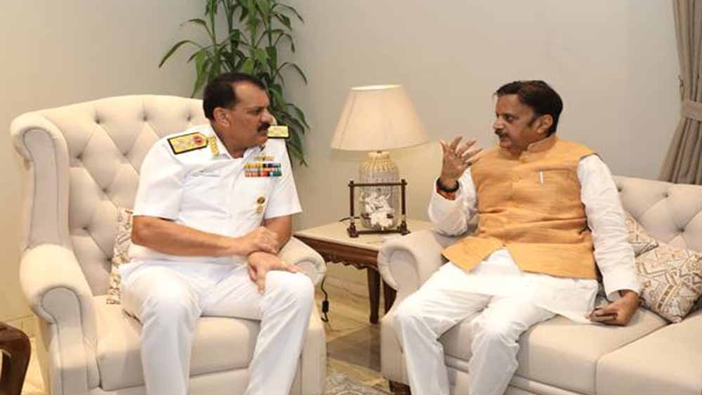 उप मुख्यमंत्री शुक्ल से नौसेना प्रमुख एडमिरल दिनेश त्रिपाठी ने की सौजन्य भेंट उप मुख्यमंत्री शुक्ल से नौसेना प्रमुख एडमिरल दिनेश त्रिपाठी ने की सौजन्य भेंट