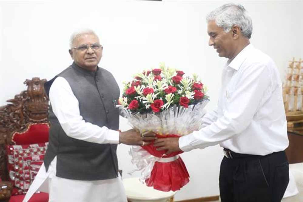 राज्यपाल  मंगुभाई पटेल से मुख्य सचिव ने की सौजन्य भेंट
