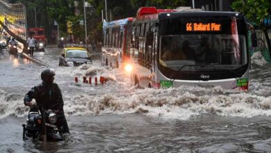 मुंबई बारिश: सबवे और सड़कें जलमग्न, ट्रेनें और फ्लाइट्स प्रभावित
