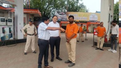 विधायक के परिजनों के पेट्रोल पंप पर नियमों की अनदेखी, बिना हेलमेट मिल रहा था पेट्रोल – प्रशासन ने दी चेतावनी