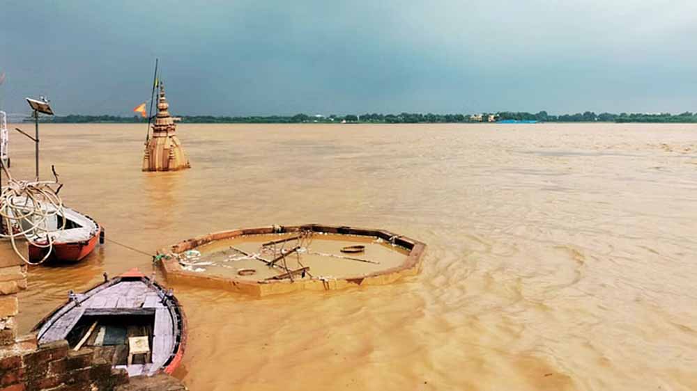 काशी में गंगा चेतावनी बिंदु पार, मणिकर्णिका घाट पर शवों की कतारें