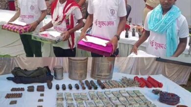 डीवीसी मेंबर समेत 19 लाख के 4 इनामी नक्सलियों ने किया आत्मसमर्पण, भारी मात्रा में हथियार बरामद डीवीसी मेंबर समेत 19 लाख के 4 इनामी नक्सलियों ने किया आत्मसमर्पण, भारी मात्रा में हथियार बरामद