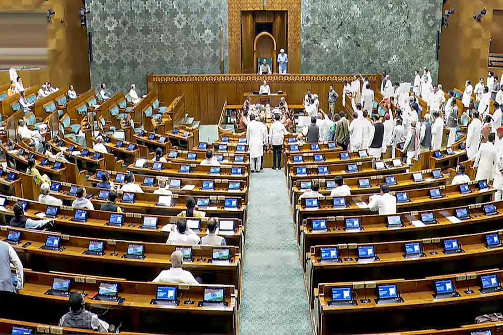 दागी नेताओं पर सख्ती: लोकसभा में पेश हुआ PM-CM हटाने वाला बिल, विपक्ष ने किया हंगामा