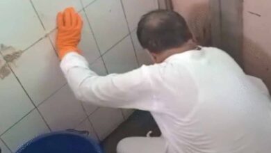 शिवपुरी में मंत्री का गुस्सा: खुद साफ किया टॉयलेट, स्वास्थ्य अधिकारी को पहनाई माला