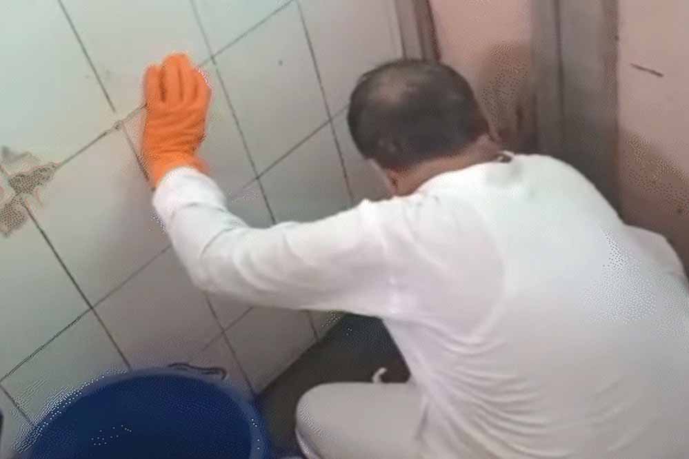 शिवपुरी में मंत्री का गुस्सा: खुद साफ किया टॉयलेट, स्वास्थ्य अधिकारी को पहनाई माला