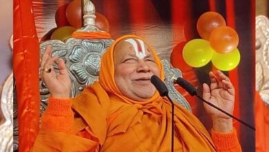 रामभद्राचार्य ने बांके बिहारी मंदिर ट्रस्ट बनाने पर जताई नाराजगी, पूछा- क्या मस्जिद या चर्च का अधिग्रहण कर सकते हैं?