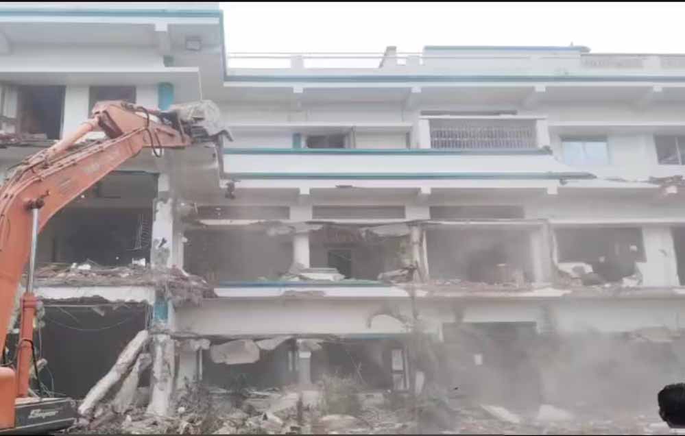 भोपाल में ‘मछली’ परिवार की करोड़ों की अवैध हवेली ढहाई गई, बुलडोजर कार्रवाई