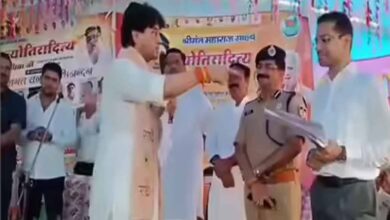 कलेक्टर आदित्य सिंह के मुरीद हुए ज्योतिरादित्य सिंधिया, मंच पर भरी तालियों से हैरान हुए नेता