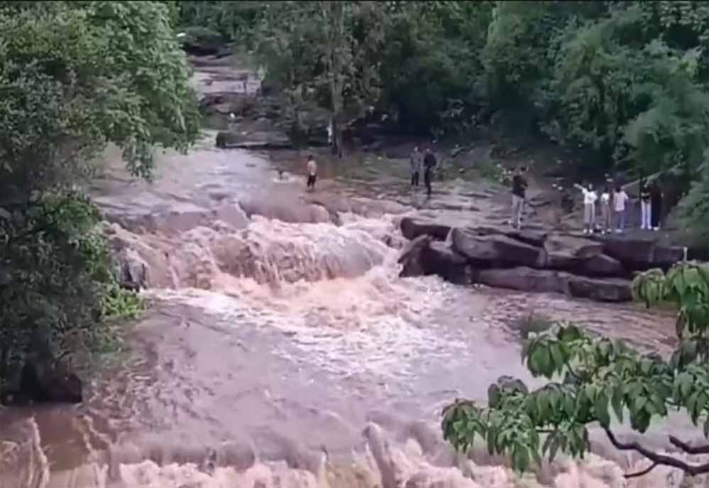 सतना में दर्दनाक हादसा: परसमनिया पठार के राजा बाबा वॉटरफॉल में दो दोस्तों की डूबने से मौत