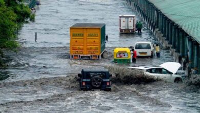 जम्मू से गुजरात तक भारी बारिश का कहर, राजस्थान में 91 की मौत, मुंबई में उड़ानों पर असर