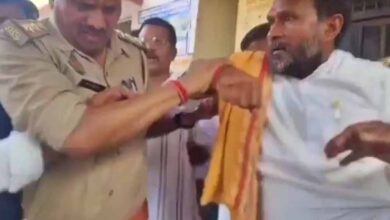 बलिया में BJP नेता गिरफ्तार, पुलिस ने घसीटकर थाने ले जाया; समर्थकों ने किया हंगामा