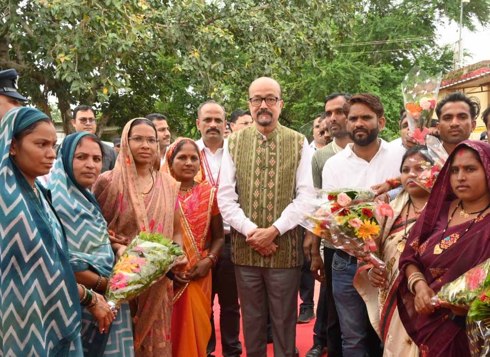 रायपुर : गोद ग्राम सोनपूरी में राज्यपाल का जनसंवाद, अंतिम पंक्ति तक योजनाओं के लाभ पर जोर