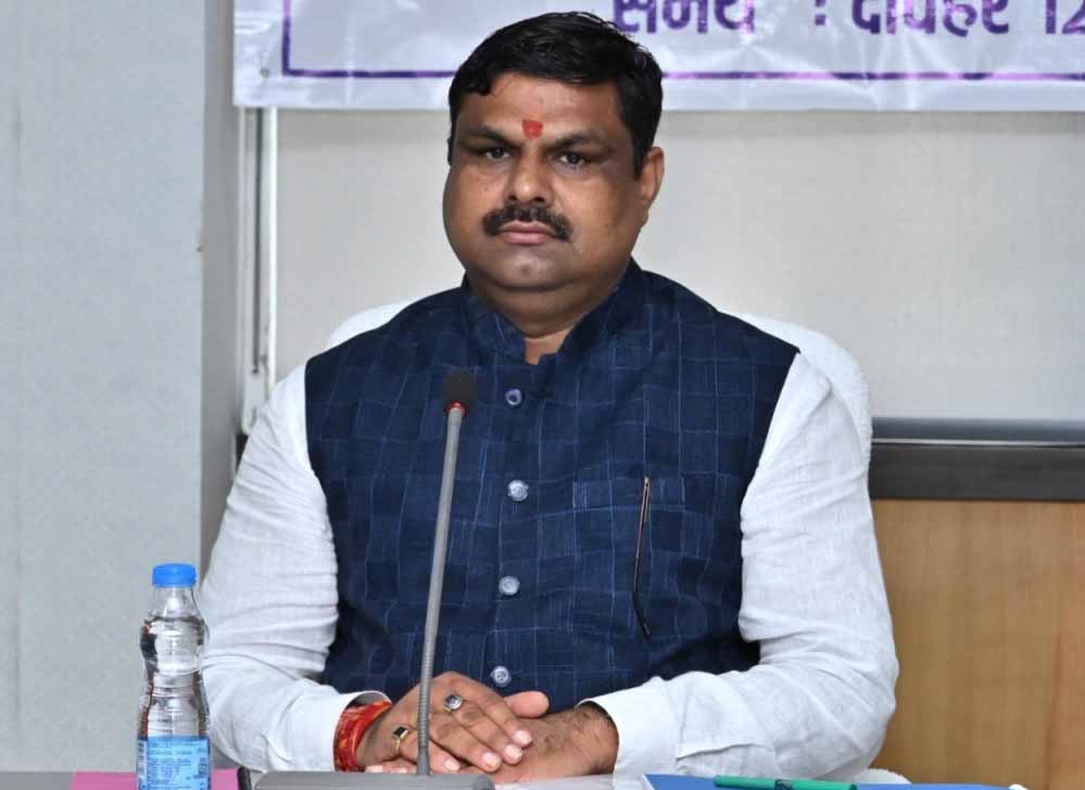 रायपुर : शिक्षा विभाग के अधिकारी शिक्षण कार्य को सर्वोच्च प्राथमिकता दें : मंत्री गजेन्द्र यादव रायपुर : शिक्षा विभाग के अधिकारी शिक्षण कार्य को सर्वोच्च प्राथमिकता दें : मंत्री गजेन्द्र यादव