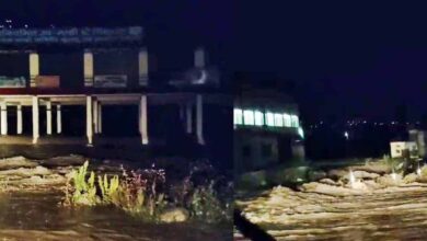 भारी बारिश से मनाली में तबाही, दुकानों को नुकसान और NH-3 कई जगह टूटा