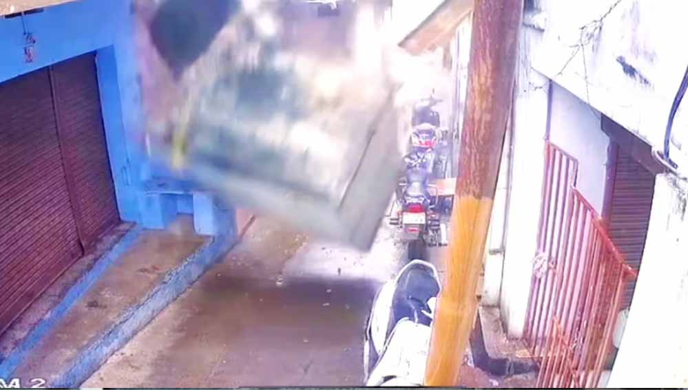 शाजापुर में होटल का शौचालय गिरा, नीचे खड़ी स्कूटी चकनाचूर शाजापुर में होटल का शौचालय गिरा, नीचे खड़ी स्कूटी चकनाचूर