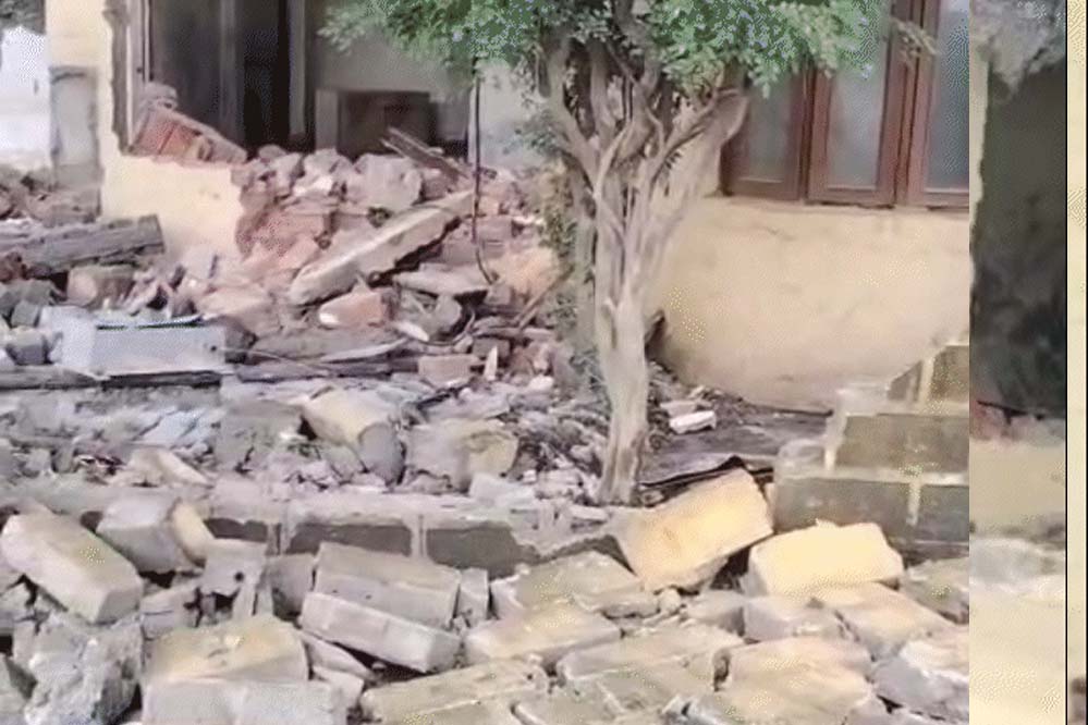 भोपाल में महिला IAS अफसर के घर पर हमला, जेसीबी लेकर पहुंचे 40 गुंडे, दीवार तोड़ी और चेयर लगाकर बैठे