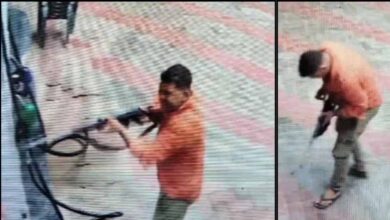 Bhind: बिना हेलमेट पेट्रोल नहीं मिला तो मचा बवाल, बदमाशों ने की ताबड़तोड़ फायरिंग, पंप मालिक घायल Bhind: बिना हेलमेट पेट्रोल नहीं मिला तो मचा बवाल, बदमाशों ने की ताबड़तोड़ फायरिंग, पंप मालिक घायल