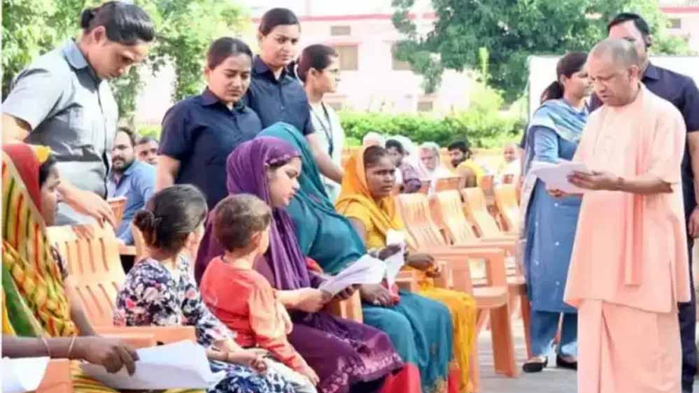 मुख्यमंत्री ने काशी में किया ‘जनता दर्शन’, हर फरियादी की सुनीं समस्याएं