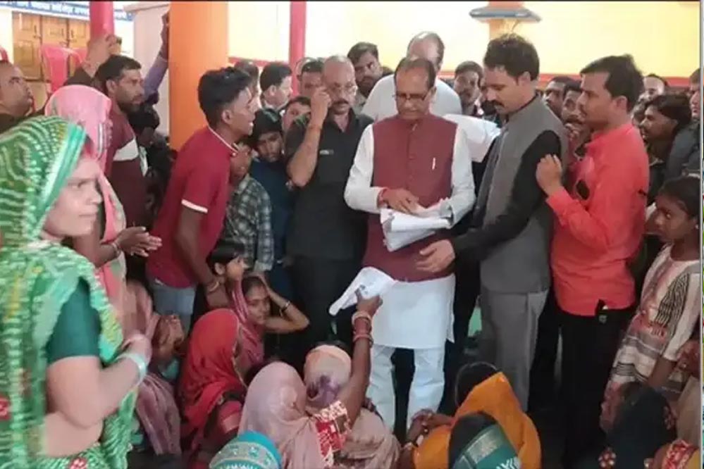 बाढ़ पीड़ितों से मिले केंद्रीय मंत्री शिवराज, मूंग उपार्जन केंद्र का किया औचक निरीक्षण