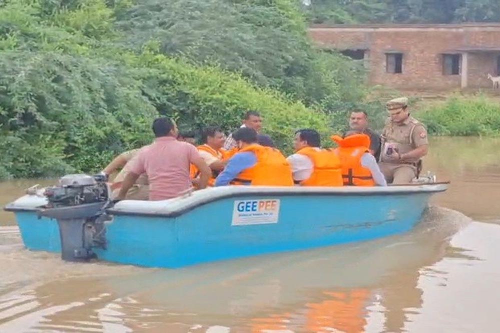 UP में बाढ़ का कहर: 17 जिले, 402 गांव और 84 हजार प्रभावित, 11 मंत्री उतरे मैदान में