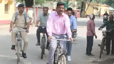 सतना कलेक्टर डॉ. सतीश कुमार का सादा अंदाज, साइकिल से पहुंचे ऑफिस