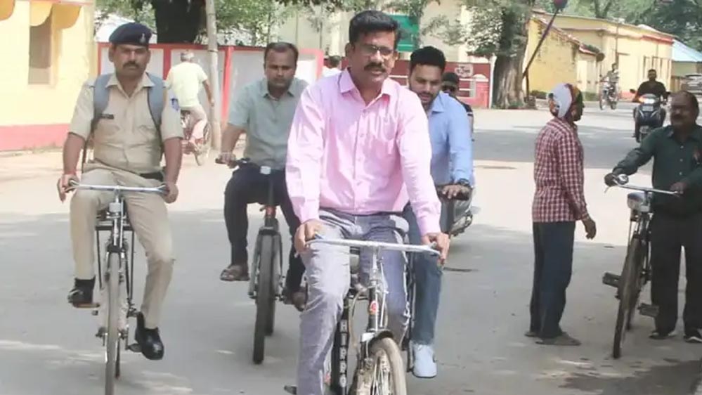 सतना कलेक्टर डॉ. सतीश कुमार का सादा अंदाज, साइकिल से पहुंचे ऑफिस