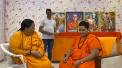 उमा भारती ने साध्वी प्रज्ञा को बताया ‘मसीहा’, बोलीं- इनकी तपस्या मुझसे बड़ी