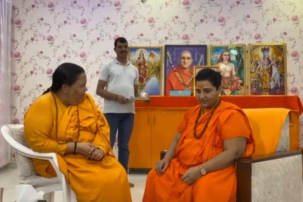 उमा भारती ने साध्वी प्रज्ञा को बताया ‘मसीहा’, बोलीं- इनकी तपस्या मुझसे बड़ी