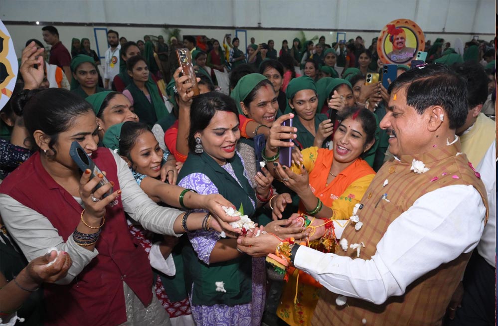 उद्योग हमारे लिए मंदिर और देवालय के समान हैं : मुख्यमंत्री डॉ. यादव उद्योग हमारे लिए मंदिर और देवालय के समान हैं : मुख्यमंत्री डॉ. यादव