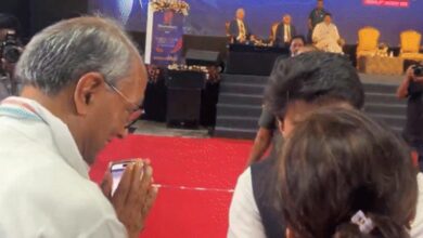 भोपाल में सिंधिया और दिग्विजय ने मिलाया हाथ, मंच पर दिखा सामंजस्य, सभागार में तालियां गूंज उठीं