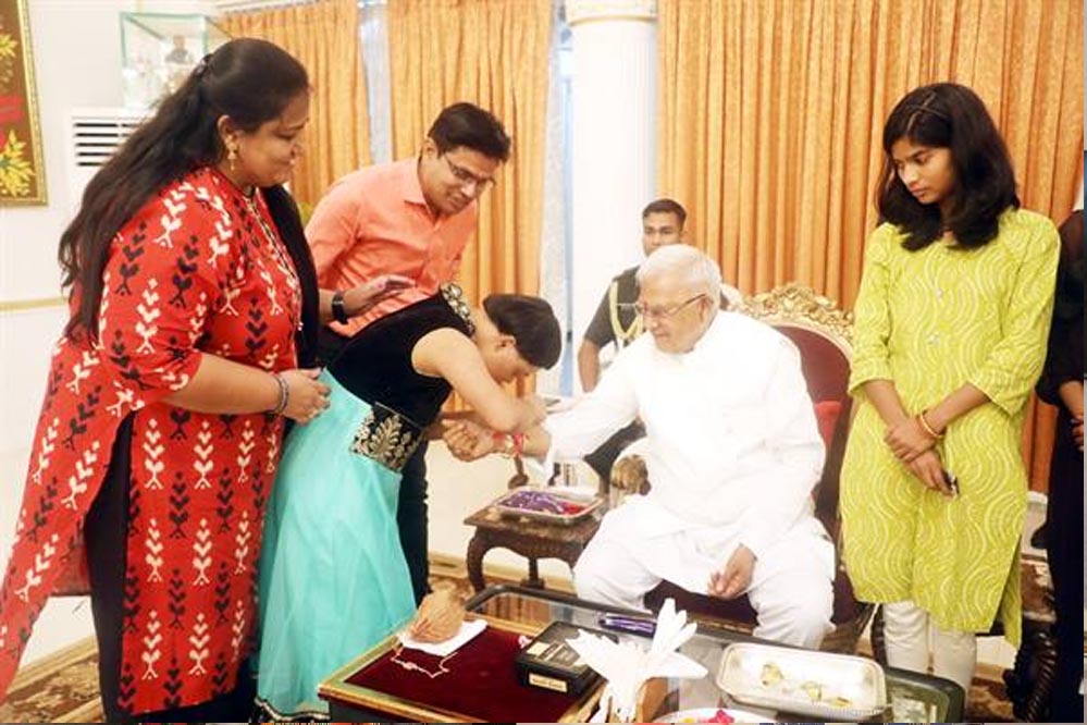 राज्यपाल पटेल को राखी बांधकर राजभवन में मनाया गया रक्षाबंधन पर्व राज्यपाल पटेल को राखी बांधकर राजभवन में मनाया गया रक्षाबंधन पर्व