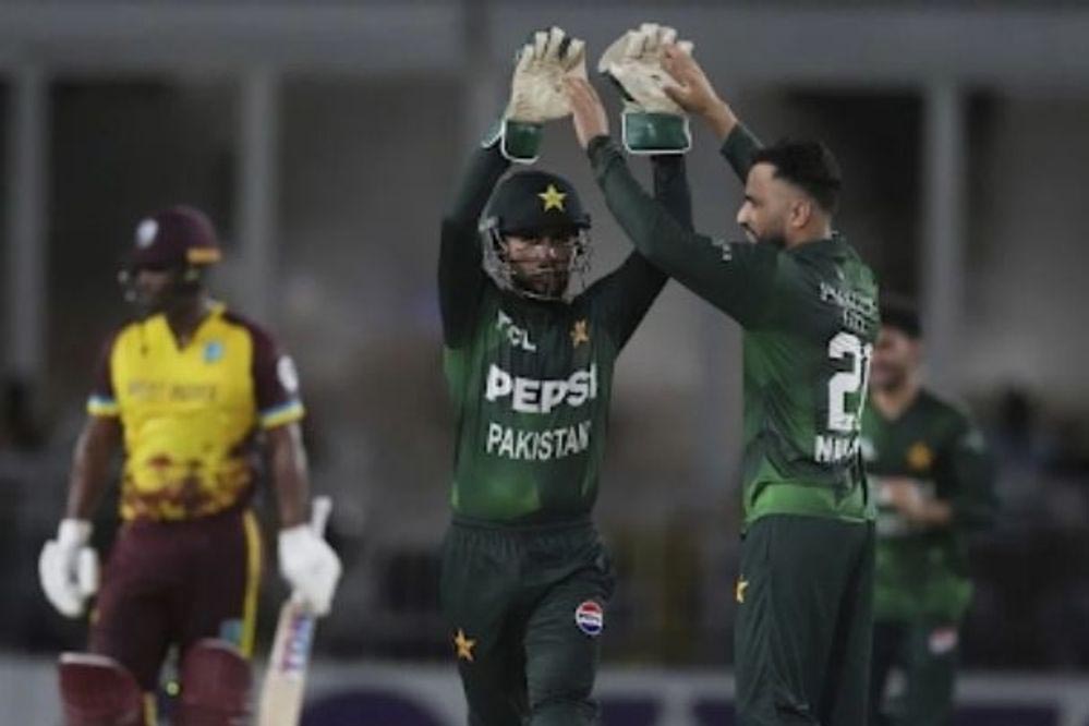 पाकिस्तान ने पहले वनडे में वेस्टइंडीज को 5 विकेट से हराकर तीन मैच की सीरीज में 1-0 की बढ़त बना ली