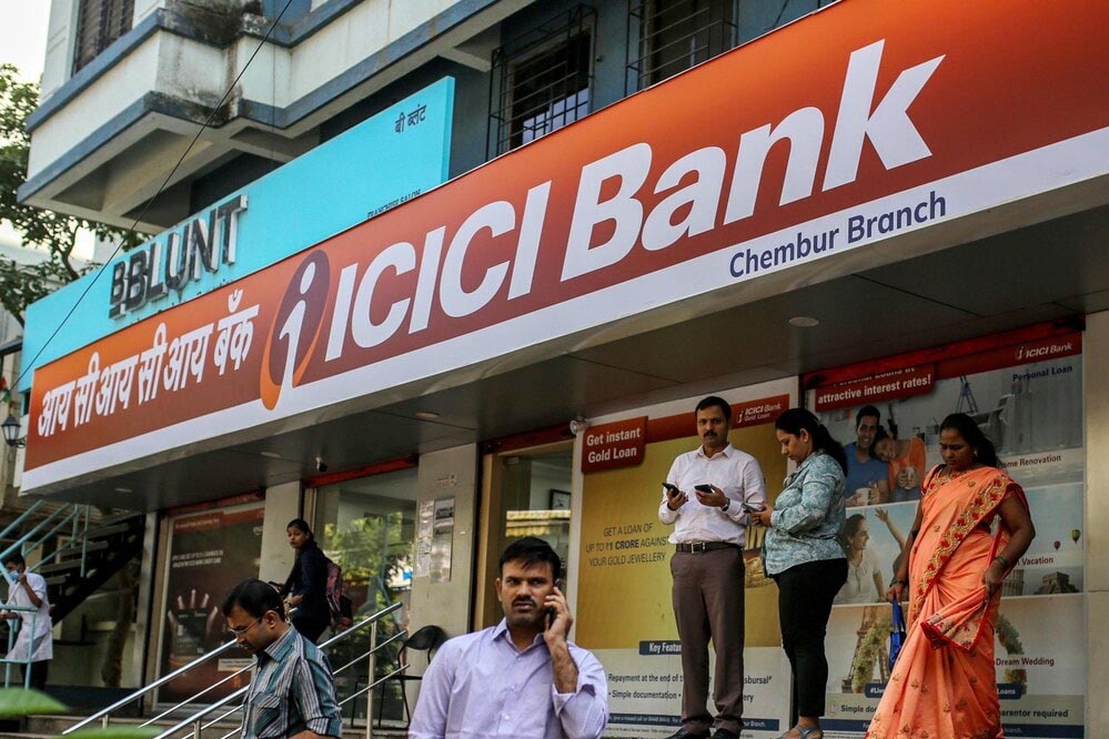 ICICI बैंक ने बढ़ाया बचत खाते का मिनिमम बैलेंस, अब रखने होंगे ₹50,000