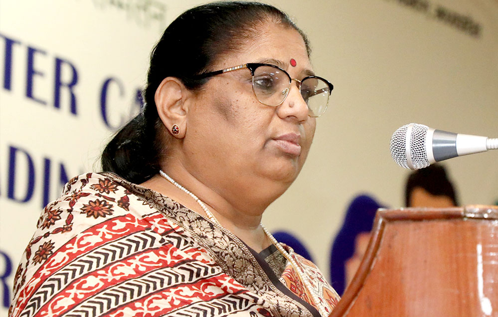 महिला एवं बाल विकास विभाग में डिप्टी कलेक्टर की नियुक्ति पर विवाद, मंत्री निर्मला भूरिया के बंगले पर पहुंचे अफसर महिला एवं बाल विकास विभाग में डिप्टी कलेक्टर की नियुक्ति पर विवाद, मंत्री निर्मला भूरिया के बंगले पर पहुंचे अफसर