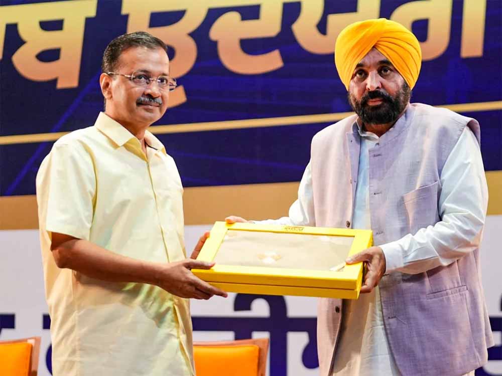 AAP नेता का बयान: पंजाब में सरकार के कामकाज पर कर रहे हैं केजरीवाल नजर