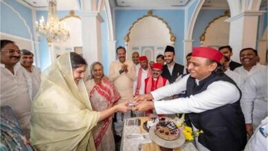 अखिलेश यादव ने दिया खास तोहफा, 100 रुपए पाकर शरमा गईं सपा सांसद इकरा हसन अखिलेश यादव ने दिया खास तोहफा, 100 रुपए पाकर शरमा गईं सपा सांसद इकरा हसन