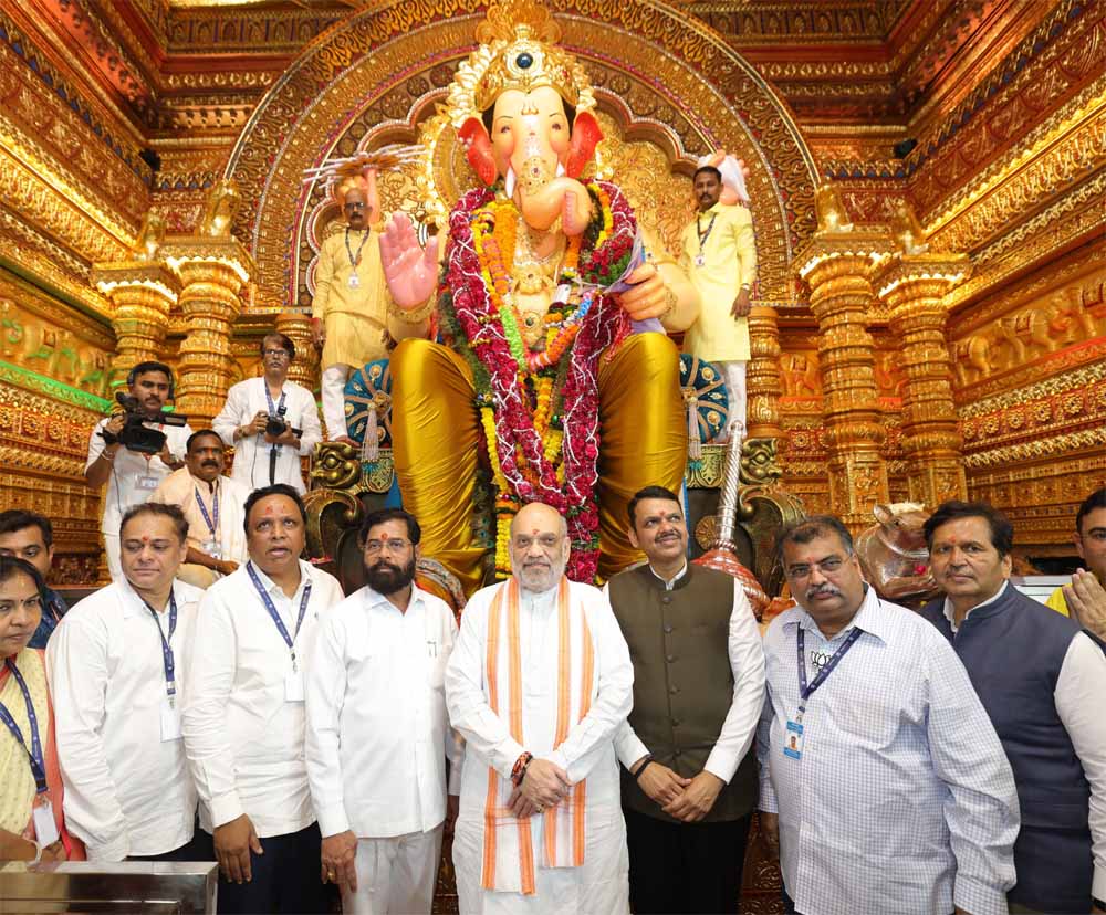 मुंबई दौरे पर अमित शाह, लालबाग के राजा के किए दर्शन, गणेशोत्सव की रौनक में हुए शामिल मुंबई दौरे पर अमित शाह, लालबाग के राजा के किए दर्शन, गणेशोत्सव की रौनक में हुए शामिल