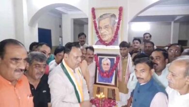 अटल बिहारी वाजपेयी की पुण्यतिथि: ग्वालियर में पैतृक निवास पर कार्यकर्ताओं ने दी श्रद्धांजलि