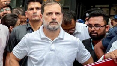 संसद के बाहर विपक्ष का जोरदार प्रदर्शन, चुनाव आयोग और सरकार पर लगाए गंभीर आरोप