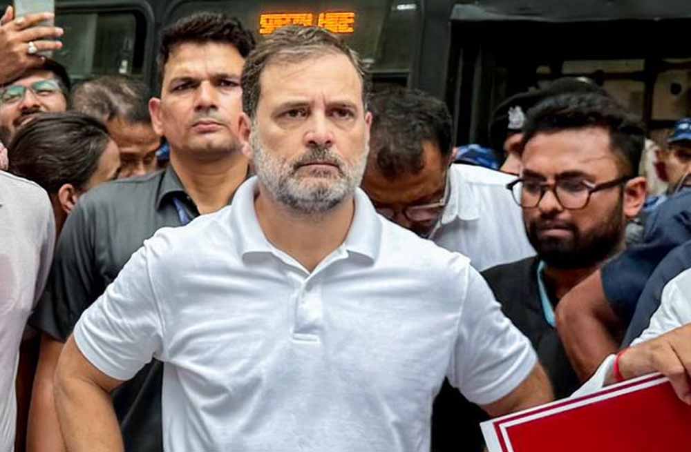 संसद के बाहर विपक्ष का जोरदार प्रदर्शन, चुनाव आयोग और सरकार पर लगाए गंभीर आरोप