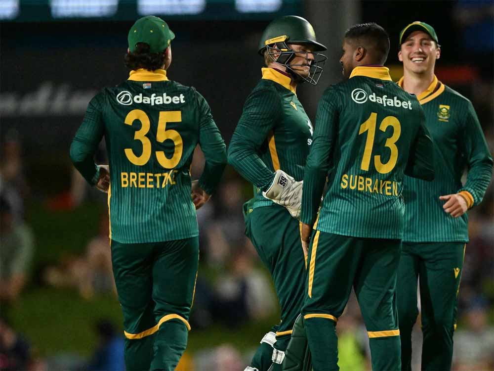 डेब्यू में ही मुश्किल में दक्षिण अफ्रीका के स्पिनर, गेंदबाजी एक्शन पर लगी रोक डेब्यू में ही मुश्किल में दक्षिण अफ्रीका के स्पिनर, गेंदबाजी एक्शन पर लगी रोक