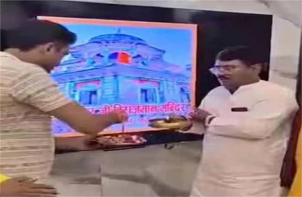 ‘ये हमारे ठाकुर जी का मंदिर है’: मकबरे पर पुलिस तैनात, BJP जिलाध्यक्ष ने की आरती