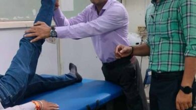 इंदौर की सड़कों पर गड्ढों ने बढ़ाई मुसीबत, कमर और गर्दन दर्द से परेशान लोग