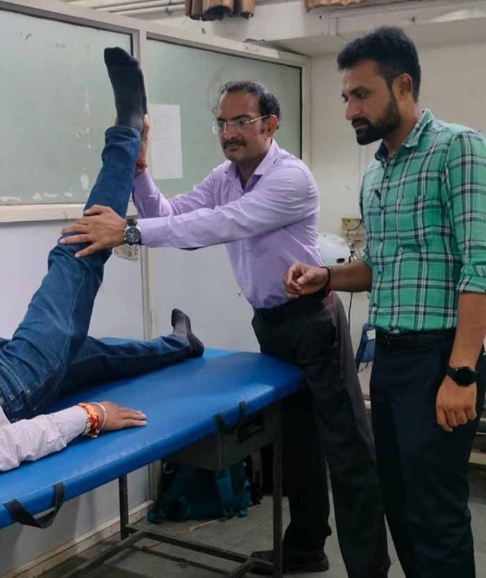 इंदौर की सड़कों पर गड्ढों ने बढ़ाई मुसीबत, कमर और गर्दन दर्द से परेशान लोग