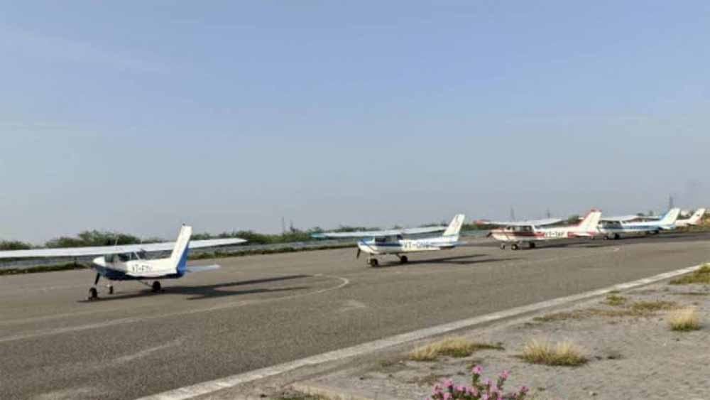 एमपी में 28 जिलों में एयरस्ट्रिप और 5 जिलों में हेलीपैड की योजना, विमानन विभाग ने कलेक्टरों से मांगे प्रस्ताव एमपी में 28 जिलों में एयरस्ट्रिप और 5 जिलों में हेलीपैड की योजना, विमानन विभाग ने कलेक्टरों से मांगे प्रस्ताव