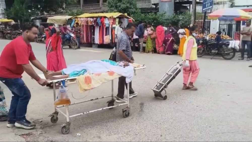सड़क पर ऑक्सीजन लगे स्ट्रेचर से गुजरा मरीज, स्वास्थ्य मंत्री ने अधिकारियों को लगाई फटकार