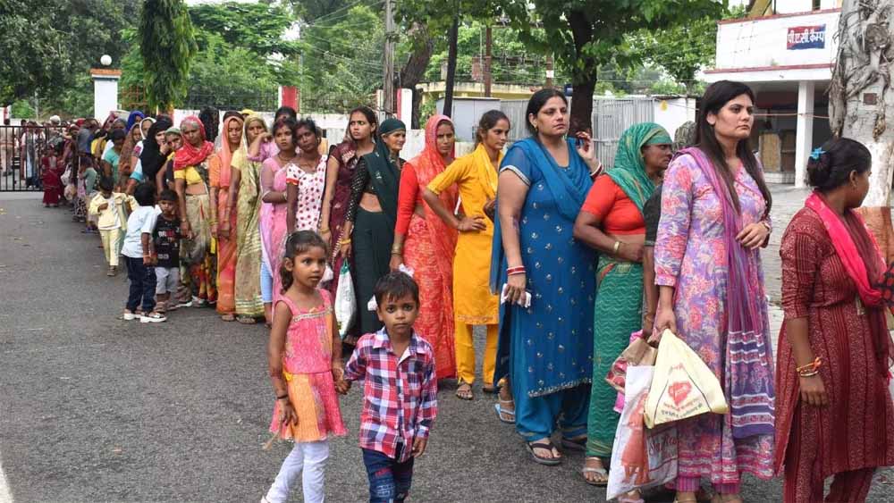 मथुरा जेल में 898 बंदियों ने बहनों से राखी बंधवाई, अपराध छोड़ने का लिया संकल्प