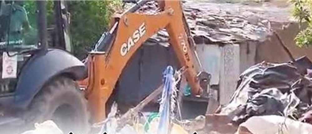 गरीबों के घरों पर बुलडोजर चला, दर्जनों मकान और झोपड़ियां तोड़ीं, महिला बीजेपी नेता पर लगे आरोप